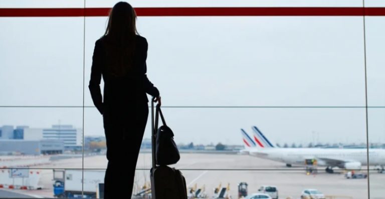 Чоловік поїхав у відрядження — ледь видихнула. Через годину відчиняються двері. Ну все як в анекдоті вийшло!