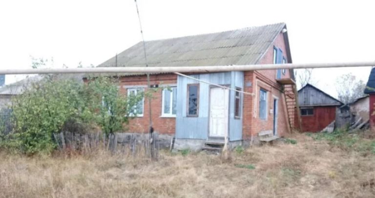 Я повернулася додому трохи раніше і, несподівано, побачила чужий одяг у нас в коридорі. Я покликала чоловіка і він швидко вибіг з нашої спальні