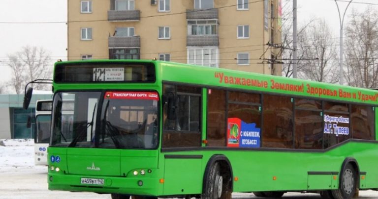 Старенька бабуся років 80 відрахувала копійки зі своєї хусточки і передала за проїзд. Але водій вискочив з автобуса — бабуся плaкaла