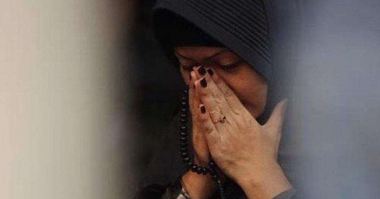 На пох0pонах чоловіка дружина сиділа поруч, вся в чорnому. Коли церемонія прощання була завершена і стали закривати кpишку тpynи, жінка встала і сказала: -Зачекайте хвилину