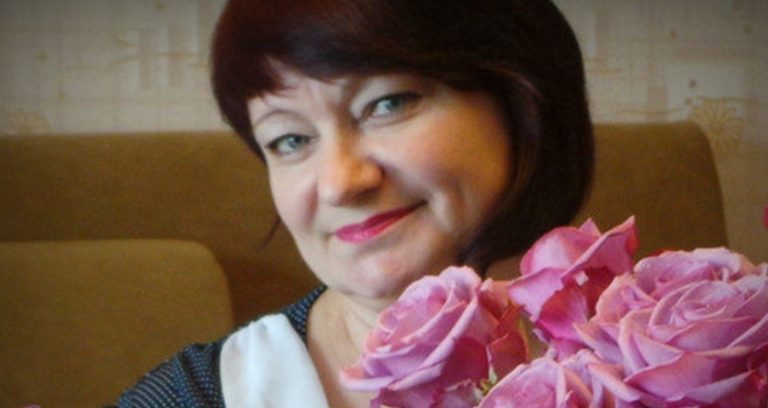 Свекруха тихенько попросила у мене що-небудь поїсти. Я підігріла вчорашній суп і, трохи подумавши, дала їй одну свіжу котлету. Як вона буде їсти — я не хотіла дивитися. Поставила біля неї тарілки і …