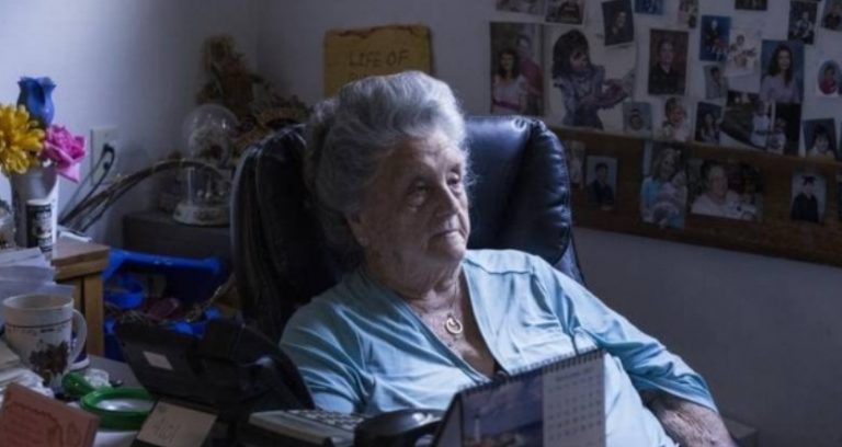 Дочка здала маму в будинок для людей похилого віку. Потім вона дізналася, що брат купив матері будинок..