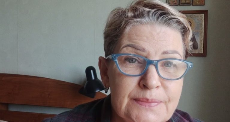 Після сімейного ювілею свекруха сказала: -Ой, скільки салату та курячих ніжок залишилося, де тут у тебе контейнер або пакети? Я зберу додому. Моя свекруха не перестає мене дивувати своїми звичками!