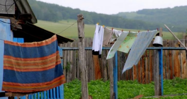 — Совісті у тебе ніякої, донечко До рідної сестри чужу людину поселити — видала мама. Після того, як дядько Петро повертав мені борг півтора року, я навіть р0дичам стала давати гроші під розписку