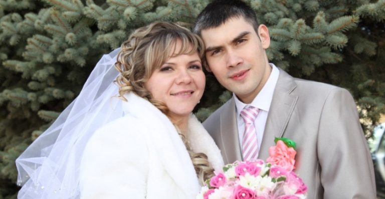 Весілля ми зіграли скромне. Приїхали тільки рідні і сусіди. Свекруха подарувала найбільше грошей. А потім встав свекор і почав розмову …