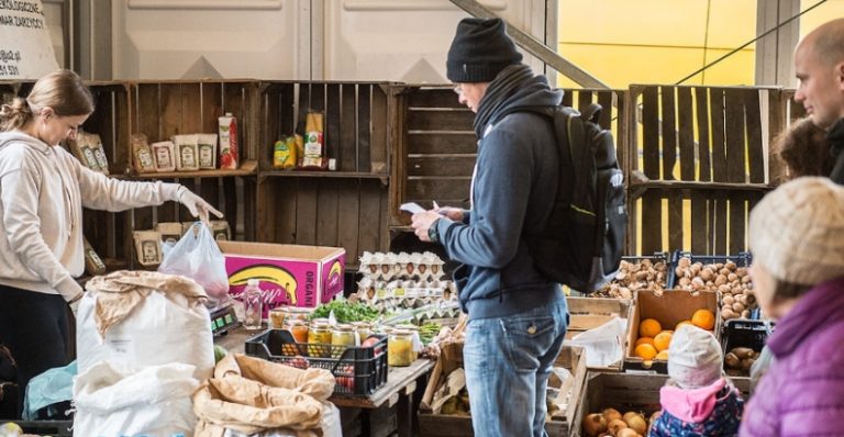 Захотівши молока, я одяглася і побігла на базар. Ніяк не очікувала зустріти там маму свого колишнього чоловіка..