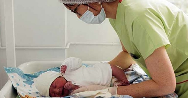 Вадим дуже нервував, очікуючи нар одження дитини. Нарешті, медсестра повідомила, що народився син. Але тут же сказала, що лікар чекає його в своєму кабінеті.