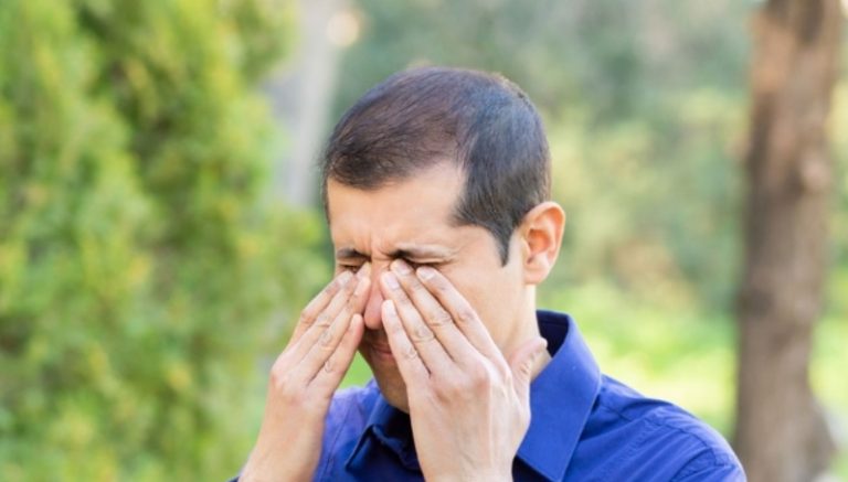 Вночі він не міг заснути. Завтра він одружується на чудовій дівчині. Вранці, коли пора було вже виходити, він побачив на столі лист.