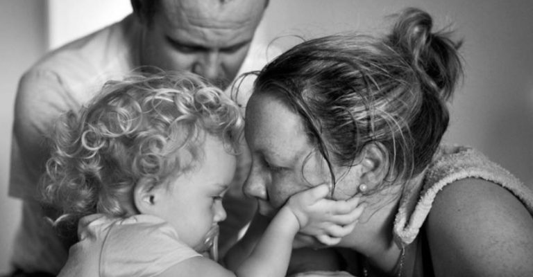 Маленька дівчинка почула запlаканий голос мами: «Тільки диво може врятувати зараз нашого хлопчика»