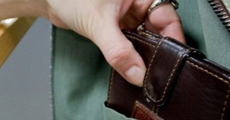 Тамара поверталася додому. Вийшла з автобуса і зупинилася на місці. Вже зрозумівши, що сталося, вона все ж заглянула в розкриту сумочку. Ні гаманця, ні телефону не було!