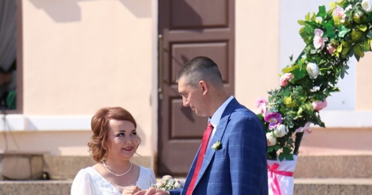 Викинула з балкона восьмого поверху все його речі. Це було незабутнє видовище. Навіть сусіди були в захваті