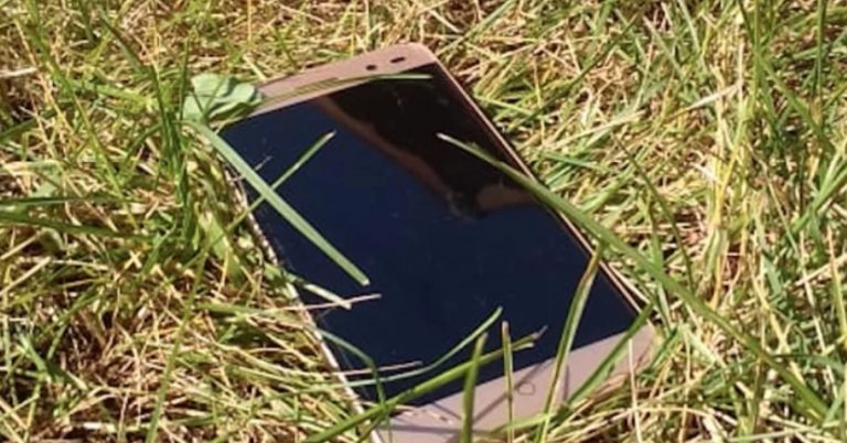 Знайшов на стежці телефон. Хотів повернути його власнику, але, коли прочитав повідомлення, то викинув його назавжди …