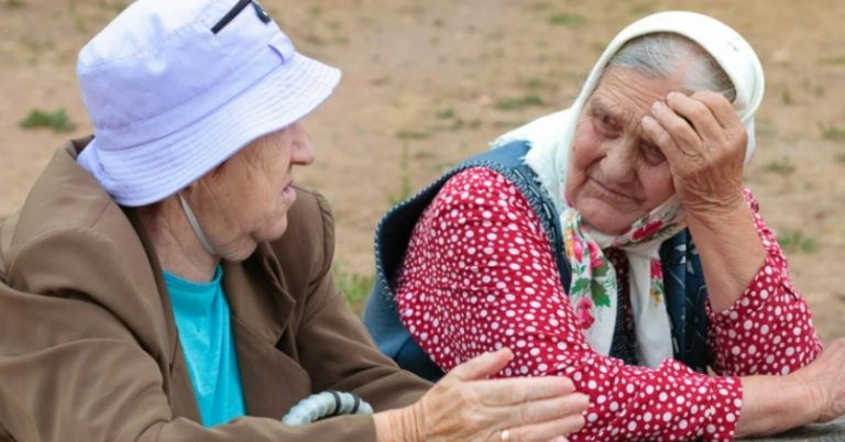 Коли я приїхала з-за кордону, мені відчинили двері брат із дружиною. Я віддала подарунки та запитала – де мама