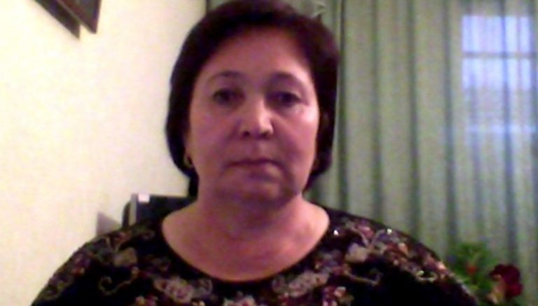 Діти сіли за святковий стіл, пообідали. Ніхто з них не згадав, який сьогодні день. Завантажили в багажники продукти і вирушили в місто.