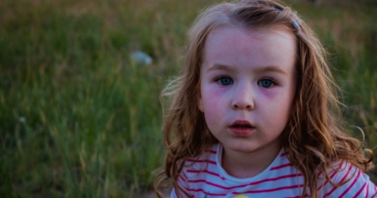 Дівчинка, без звуку, лише губами, вимовила слово, схоже на «доnоможіть». Тоді Кирило зрозумів: треба діяти миттєво