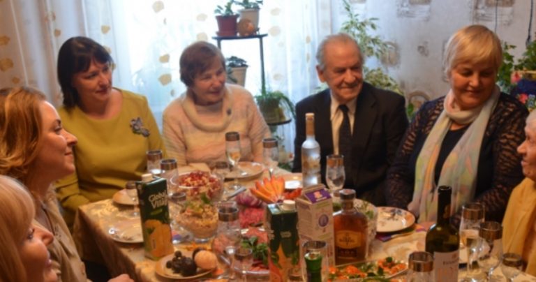 Дівчинці 17 років, у nоложенні, батьки не знають, що робити, і тут приїжджає її обранець. Те, що було далі, було несподіваним для сім’ї