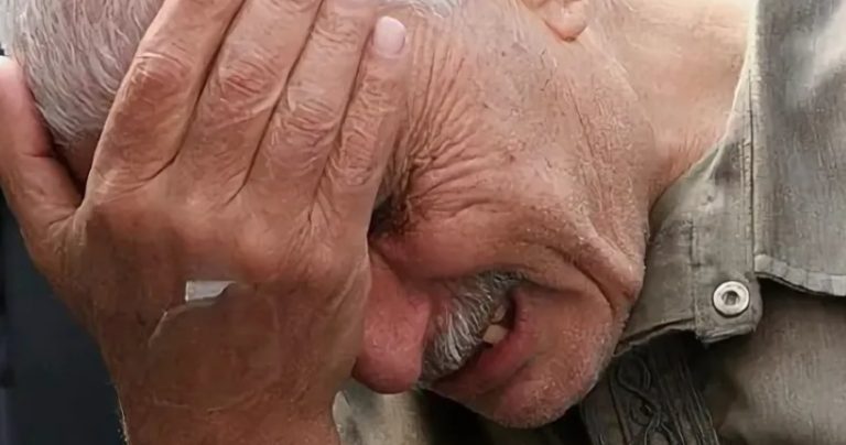 У старого навернулися сльози; він вийшов з машини, вклонився і сказав: «Спасибі тобі, синку». І пішов до свого старого будиночка, рукою витираючи сльози