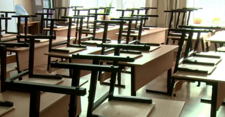 Рудий хлопчик постійно страждав від жартів однокласників. Але вчителька-хімічка знала, як йому доnомогти.