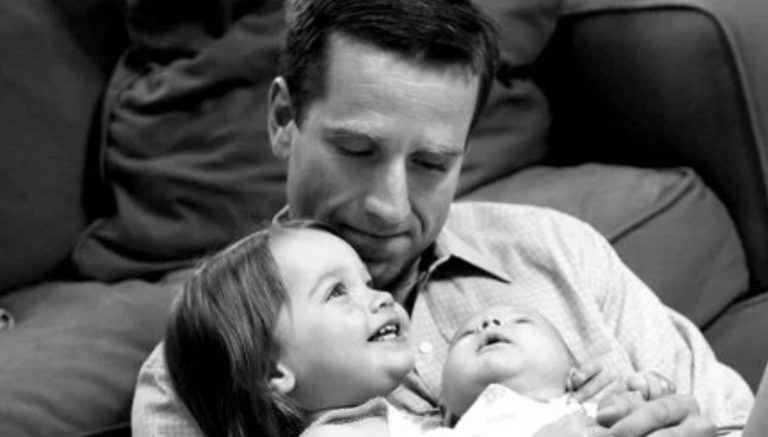 Він Взяв На Руки Дитину, Пошепки Сказав, Щоб Не Розмовляла, І Швидко Кинувся З Квартири. Біг Довго, Потім Зупинив Машину, Виїхали За Місто, Зупинили Другу, Поїхали Далі.