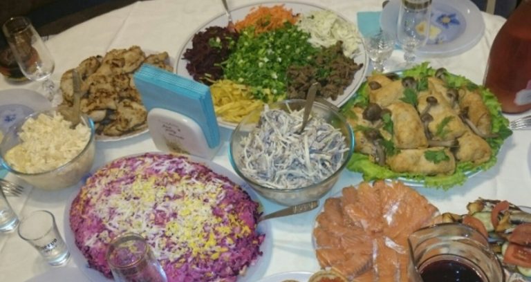 Свати запросили нас у гості. Поглянувши на стіл, який вони накрили, я жах нулася.