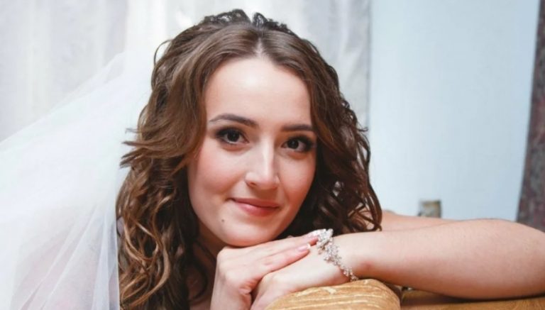 Минуло три роки після мого розлучення: Сергій проміняв мене на мою сестру. Одного ранку мені зателефонував колишній чоловік. Я була в шоці від того, що він попросив