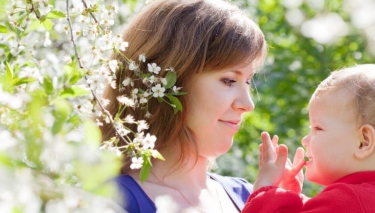 Алла ледь витягла коляску з двійнятами з п’ятиповерхівки, в якій немає ліфта, і, незважаючи на бабульок на лавочці, попрямувала на прогулянку в парк