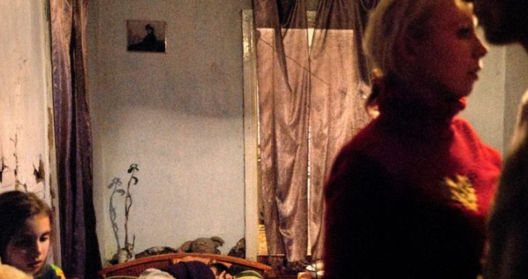 — Син привів додому сироту — голу і босу, ще й сказав, що дівчина чекає дитину. Сусіди казали, щоб я їй дав грошей і вигнала. А дочка моя старша сказала: «Мамо, не журись. Трохи грошей позичимо — та й погуляємо на весілля — заткнемо людям рота».