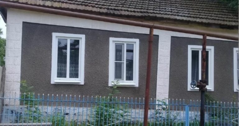 У селі завжди так заведено: хто з дітей доглядає за батьками, тому і будинок залишається. Так думав і Петро. Він багато років доглядав за татом і мамою, жив з ними, ремонтував старенький будинок.