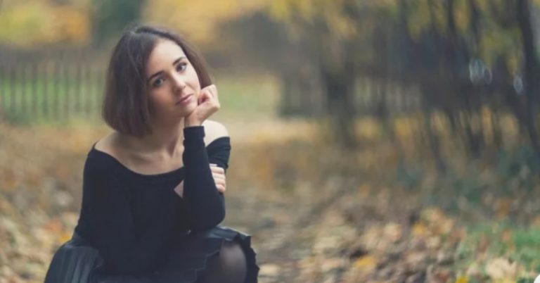 Проклинаючи мене, майбутня свекруха пішла з гордо піднятою головою. А ввечері наречений заявив, що весілля не буде. Я тихенько опустилася по стіні!