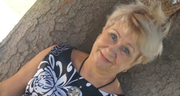 Одного разу я не пішла на роботу, купила заздалегідь замок, викликала майстра і сіла чекати, коли піде з дому свекруха. Тільки вона вийшла, я відразу ж зібрала всі речі, виставила їх за поріг, чоловікові написала смс, що якщо він хоче зі мною жити, то повинен вибирати: або я або його мама …