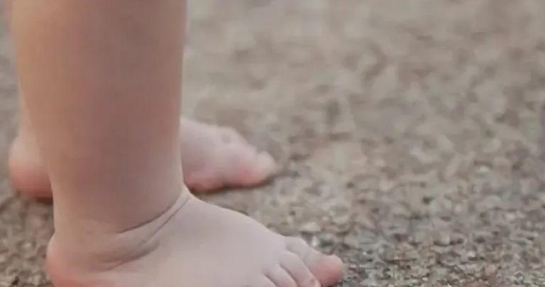 Цей босоногий малюк мерз біля магазину. Те, що зробила жінка — безцінне