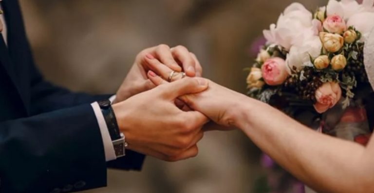 На весіллі все помітили, що сват не зводив з свахи очей, але причина була відома лише їм обом. Хто ж знав, що доля їх розвела, щоб через роки вони зустрілися на весіллі у власних дітей. Нехай у них не вийшло, зате їхні діти обов’язково стануть щасливими …