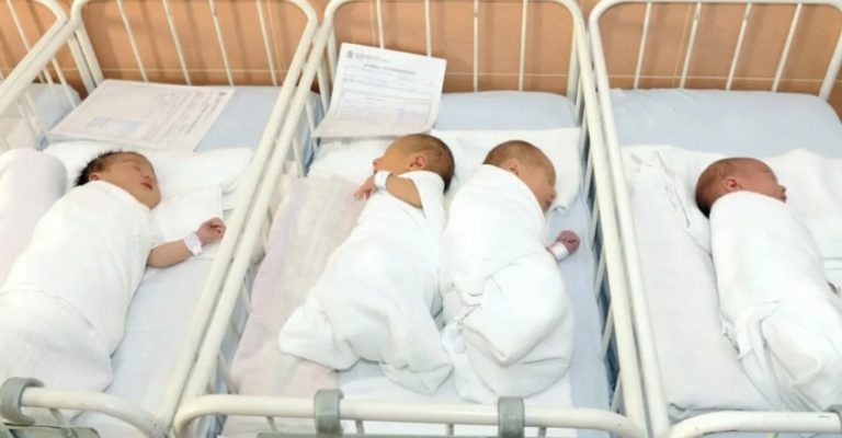 Сьогодні вранці Поліні стало погано. Живіт тягне, спина болить. Чоловік довго не роздумував і викликав швидку допомогу.