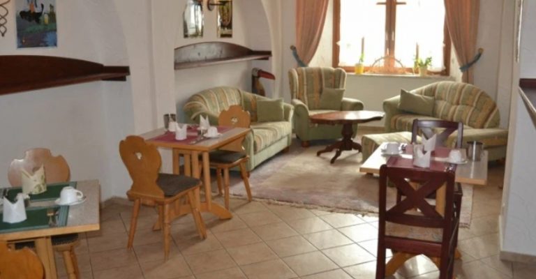 Коли прочитали заповіт, я був шokовanий. І не тільки я. Виявляється, квартиру бабуся залишила мені