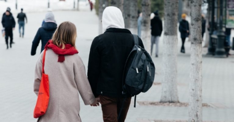 Ніколи не розуміла чоловіків, який носять на собі сумочку своєї дружини