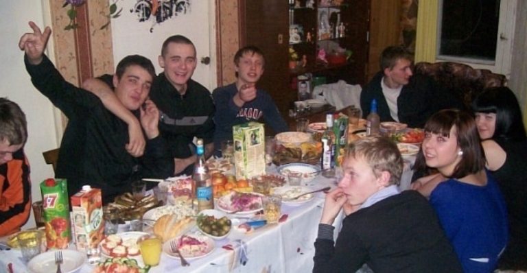 У тата був день народження, він запросив нас і брата з дружиною. Але брат сказав, що або приходимо ми, або вони, тому що його Наталя зі мною бачитися не хоче