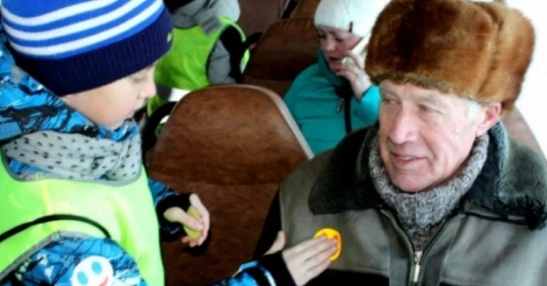 Шофер одного автобуса побачив, як маленький хлопчик плаче. Дізнавшись причину, він негайно почав діяти