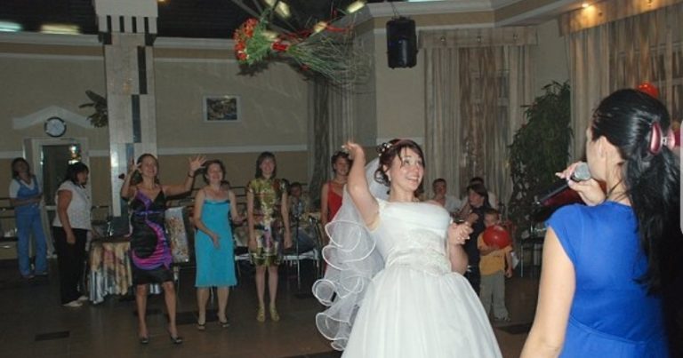 У самий розпал весільної церемонії в зал увійшла незнайома жінка. Взявши в руки мікрофон, вона почала говорити. Наречена не могла знайти собі місця. Але наречений розумів, навіщо вона сюди прийшла …