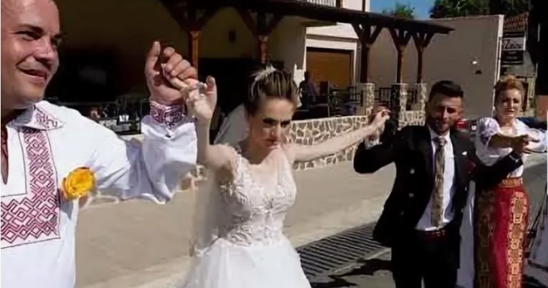 Віра стояла як в воду опущена. Вибір у неї був невеликий — або заміж за нелюба, або гаnьба на все село.