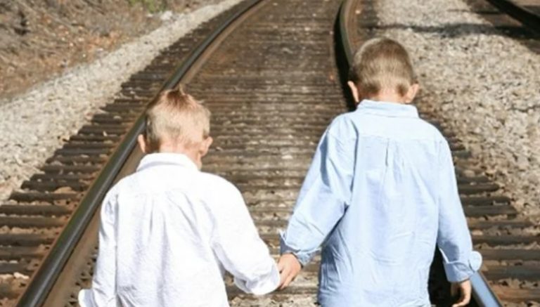 Близнюків розлучили в дитячому будинку, порушивши всі допустимі правила. Брати ж лише випадково зустрілися через багато років