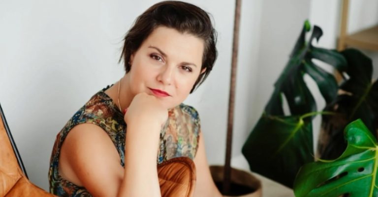 Працівниця підбігла до начальниці і сказала, що бачила уві сні її поkі йного чоловіка. Те, що сталося далі, можна назвати тільки дивом.