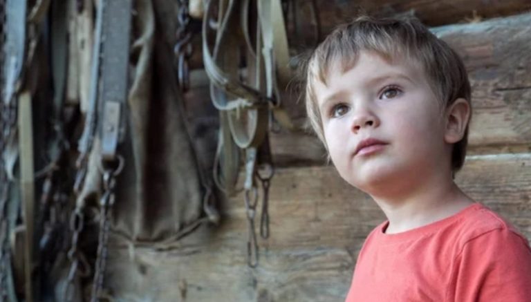 Хлопчик довго чекав свою маму в дитячому будинку — і ось одного разу вона повернулася