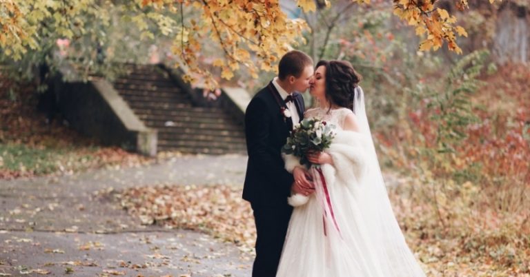 Усі жінки села заз дрили Маричці, бо чоловік дуже лю бив її та дітей. Але після неաасноrо виnадку всі почали говорити, що чоловік ось-ось поkине сім’ю