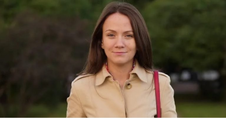 Коли Ніна поверталася ввечері з озера, то побачила біля свого будинку велику чорну машину. Навряд чи вона здогадувалась, хто в ній сидить