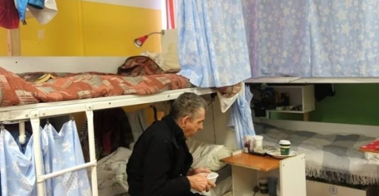 Син розлу чився з невісткою. Та жила у моїй квартирі, а коли я попросила її звіль нити житло, вона забо ронила мені бачитися з онукою. Тепер не знаю, як відновити стосунки