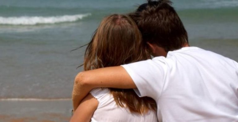 Щомісяця, першого числа, протягом понад 10 років, дружина виїжджала у відрядження. Чоловік вирішив простежити за нею, щоб дізнатися правду. І ось що з цього вийшло!