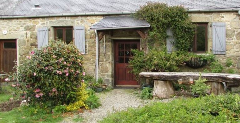 Вирішила віддати будинок свого батька сусідці, яка доглядала його багато років. Чоловік підтримав мене — а ось його батьки перестали спілкуватися зі мною