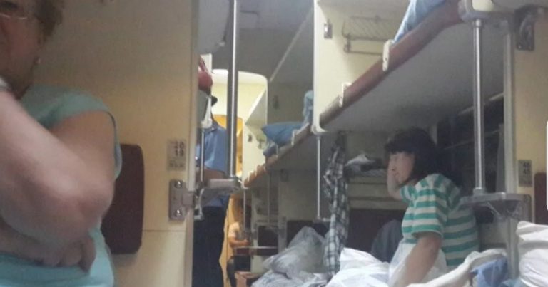 На одній із зупинок до нас в купе зайшла стара бабуся. Цю подорож ми не забудемо ніколи