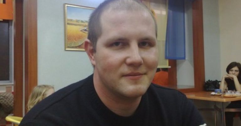 Коли сім’я сіла вечеряти, донька раптом запитала: «А дядько вже вийшов з шафи?» Жінка не думала про такий варіант