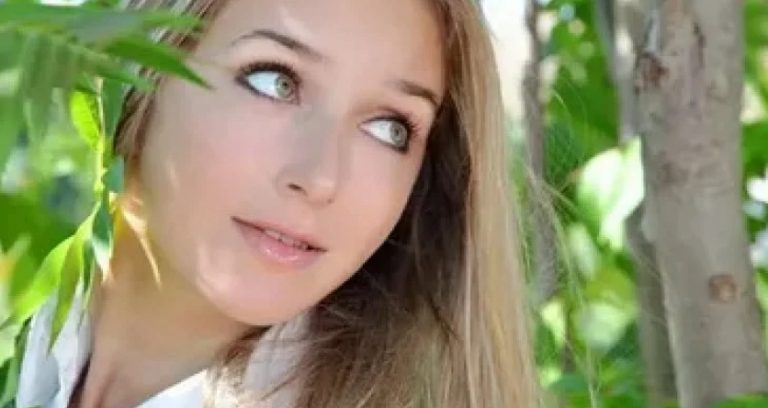 Я дуже погана дружина. Я кладу котлетку поруч з пюре, а мама зверху і юшечкою поливає. А ще я розвішую наволочки лицьовою стороною, а мама вивертає. І таких » а моя мама «дуже багато. І ось одного разу я приходжу додому з роботи, а мій милий починає істерику …